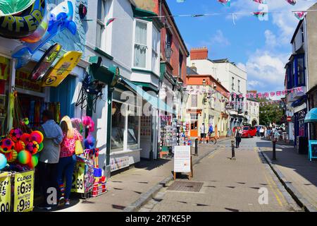 La vista di St George's Street è stata presa dall'interno della % Arches gateway. Ricco di pub, caffetterie e negozi di articoli da spiaggia. Foto Stock