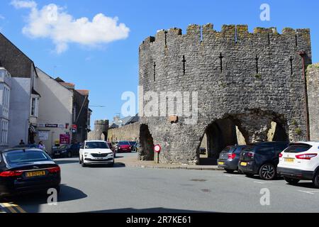 Il famoso ingresso '5 Arches' attraverso le vecchie mura di pietra dà accesso al centro della città. Foto Stock