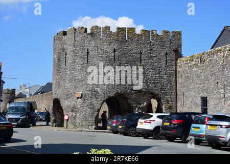 Il famoso ingresso '5 Arches' attraverso le vecchie mura di pietra dà accesso al centro della città. Foto Stock