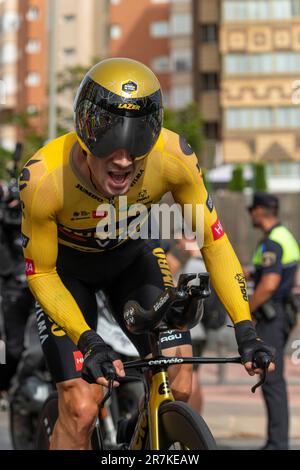 Alicante - Spagna - 08,30,2022 - lo sloveno Primoz Roglic del team Jumbo-Visma nella tappa crono 10 dell'edizione 2022 della 'Vuelta a Espana. Foto Stock