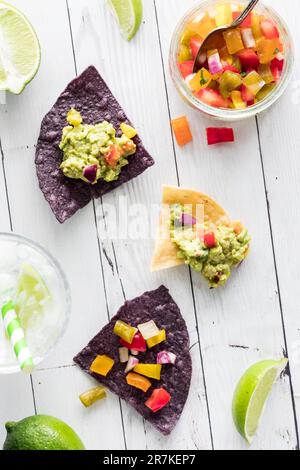 Tortillas di mais croccanti con salsa e guacamole fatte in casa. Foto Stock