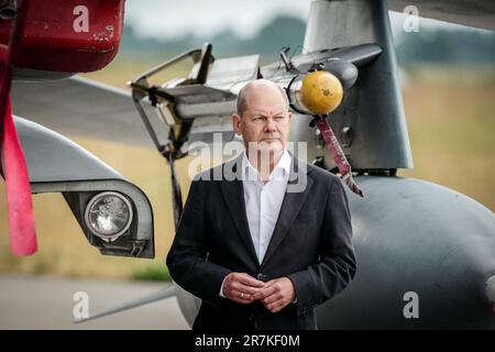 Jagel, Germania. 16th giugno, 2023. Il cancelliere tedesco OLAF Scholz (SPD) si trova accanto a un missile Air-to-Air IRIS-T (r, con cappuccio giallo) con cercatore a infrarossi su un aereo da combattimento Luftwaffe Tornado durante la sua visita alla manovra dell'aeronautica internazionale "Air Defender 2023" alla base aerea di Jagel. Venticinque nazioni e la NATO partecipano all'esercizio aereo guidato dalla Germania fino al giugno 23. Secondo la Bundeswehr, sono coinvolti circa 10.000 soldati e 250 aerei. Credit: Kay Nietfeld/dpa/Alamy Live News Foto Stock