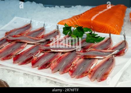 Sardine e filetto di salmone in vendita in un mercato di Barcellona Foto Stock