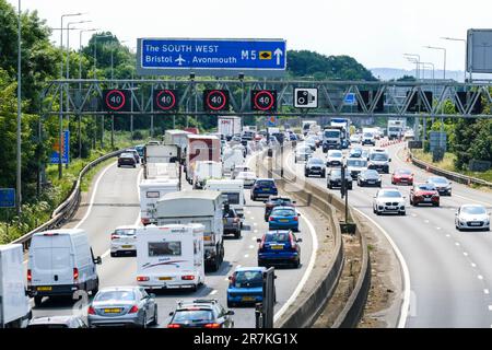 Bristol, Regno Unito. 16th giugno, 2023. Caldo e soleggiato sull'autostrada affollata. Un weekend di sole fughe causa congestione del traffico sulla M5 tra gli incroci 15/16 e 17. Autostrade l'Inghilterra riferisce le velocità negli anni '20. Le restrizioni di velocità gestite in autostrada sono in vigore a causa del volume di traffico che si dirige a sud verso Devon e Cornovaglia per il fine settimana. Credit: JMF News/Alamy Live News Foto Stock