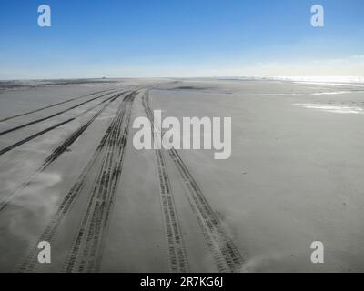 Weids Uitzicht over het strand met bandensporen, ampia vista sulla spiaggia con tracce di pneumatici Foto Stock