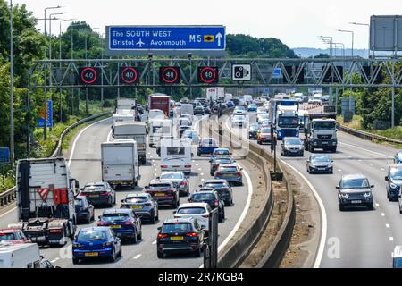 Bristol, Regno Unito. 16th giugno, 2023. Caldo e soleggiato sull'autostrada affollata. Un weekend di sole fughe causa congestione del traffico sulla M5 tra gli incroci 15/16 e 17. Autostrade l'Inghilterra riferisce le velocità negli anni '20. Le restrizioni di velocità gestite in autostrada sono in vigore a causa del volume di traffico che si dirige a sud verso Devon e Cornovaglia per il fine settimana. Credit: JMF News/Alamy Live News Foto Stock