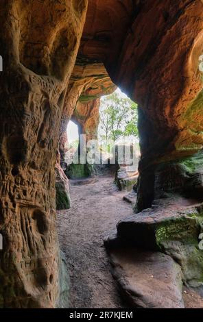 All'interno delle grotte di Nanny's Rock, Kinver Edge, Kinver, Staffordshire Foto Stock