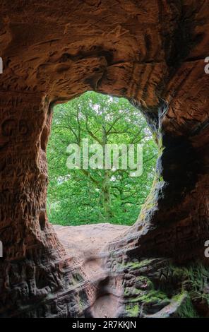 All'interno delle grotte di Nanny's Rock, Kinver Edge, Kinver, Staffordshire Foto Stock