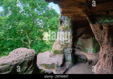 All'interno delle grotte di Nanny's Rock, Kinver Edge, Kinver, Staffordshire Foto Stock