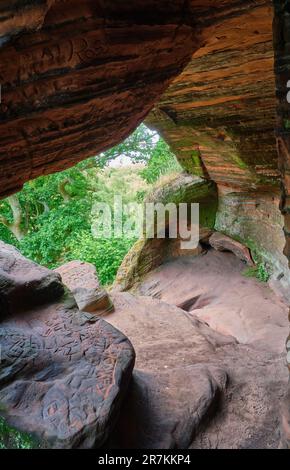 All'interno delle grotte di Nanny's Rock, Kinver Edge, Kinver, Staffordshire Foto Stock