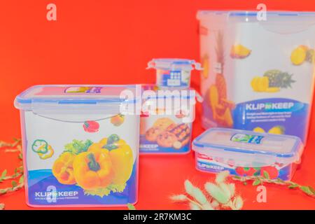 Il vasetto in plastica con coperchio in silicone a prova di perdite offre una soluzione comoda e sicura per le tue esigenze in cucina Foto Stock