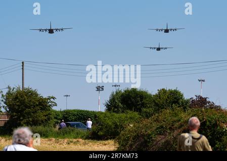 RAF Lockheed C-130 Hercules da trasporto aerei di addio sorvola 3 aerei sorvolando la RAF Mildenhall, Suffolk, Regno Unito. Presto saranno aerei in pensione Foto Stock