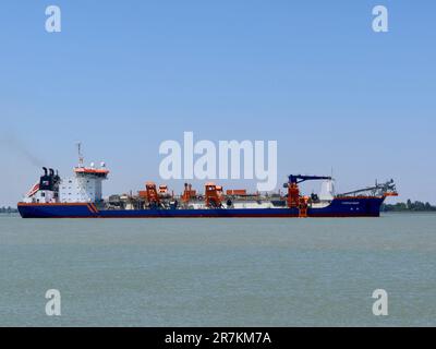 Felixstowe, Suffolk - 16 giugno 2023 : la draga tramoggia Rotterdam nel porto di Harwich. Foto Stock