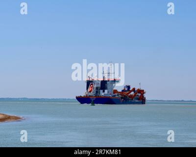 Felixstowe, Suffolk - 16 giugno 2023 : la draga tramoggia Rotterdam nel porto di Harwich. Foto Stock