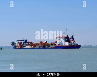 Felixstowe, Suffolk - 16 giugno 2023 : la draga tramoggia Rotterdam nel porto di Harwich. Foto Stock