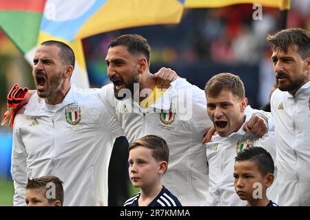 ENSCHEDE, PAESI BASSI - GIUGNO 15: Leonardo Bonucci, Gianluigi DONNARUMMA, Nicolo Barella, Francesco Acerbi d'Italia durante la UEFA Nations League 2022 Foto Stock