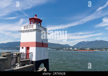 Vancouver, BC, Canada-Luglio 2022; Vista della torre quadrata a strisce rosse e bianche costruita nel 1914 del Faro di Brockton Point a Stanley Park con pulmino Nord Foto Stock