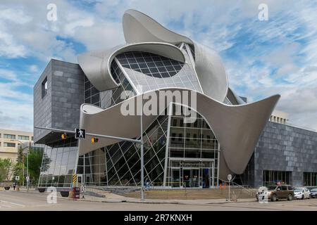 Edmonton, AB, Canada-Luglio 2022; Vista della Galleria d'Arte di Alberta su Sir Winston Churchill Square con la caratteristica architettura moderna di Randall Foto Stock