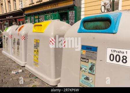 PRAGA, REPUBBLICA CECA, EUROPA - bidoni di riciclaggio sulla strada nella Città Vecchia, Na Perstyne, stare Mesto. Foto Stock