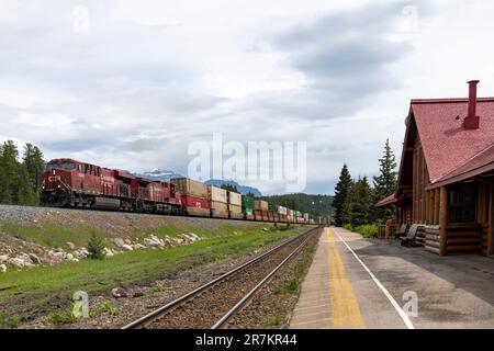 Lago Louise, AB, Canada-Agosto 2022; Vista lungo il terrapieno ferroviario lungo l'ex stazione ferroviaria del lago Louise con locomotive del Pacifico canadese Foto Stock