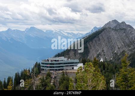 Banff, AB, Canada-Agosto 2022; Vista panoramica dalla cima del Monte Sulphur verso il Terminal superiore della Gondola di Banff con le montagne circostanti Foto Stock