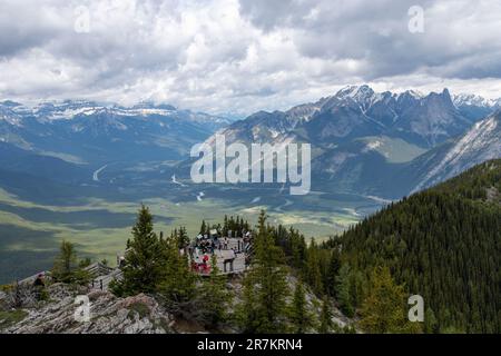 Banff, AB, Canada-Agosto 2022; Vista panoramica ad alto angolo dalla cima del Monte Sulphur, con persone sulla piattaforma di osservazione e vista sulla valle con Bow Riv Foto Stock