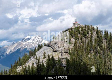 Banff, AB, Canada-Agosto 2022; veduta a basso angolo della cima del Sulphur Mountain con la Cosmic Ray Station e National Historic Site con passerelle le Foto Stock