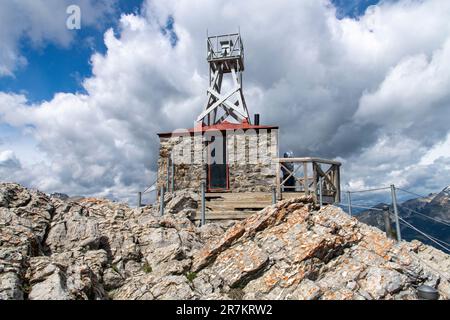 Banff, AB, Canada-Agosto 2022; vista ravvicinata della Cosmic Ray Station e del sito storico nazionale sulla cima del Sulphur Mountain contro un bianco Foto Stock