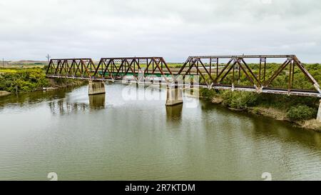 Ponte ferroviario che attraversa il fiume salinas, tra Marina e Castovill California Foto Stock
