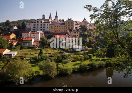 Vista di Loket con il fiume Ohře, Repubblica Ceca Foto Stock