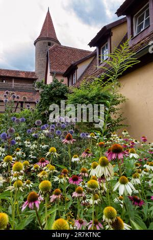 Giardino vicino alle mura a Rothenburg ob der Tauber, Germania. Foto Stock