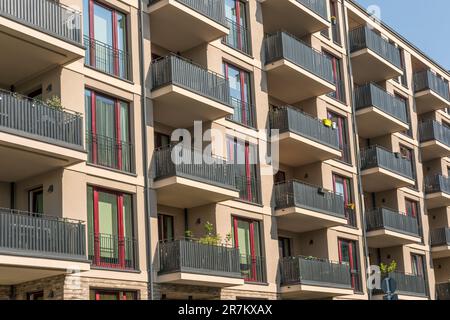 Dettaglio di un nuovo condominio marrone visto a Potsdam, Germania Foto Stock