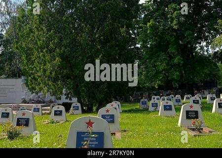 Hustopece, Czechia - 13 giugno 2023: Lapidi dei soldati dell'esercito rosso. Sepolto nell'aprile 1945, mentre combatteva il fascismo tedesco. Soldati sepolti in Hustopece Foto Stock