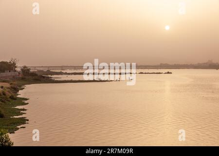 Tramonto sul fiume Niger a Bamako, Mali. Piroghe di pesca. Foto Stock