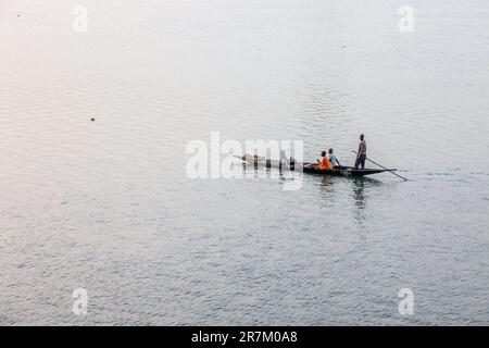 Pescatori in canoa navigando sul fiume Niger a Bamako, Mali Foto Stock