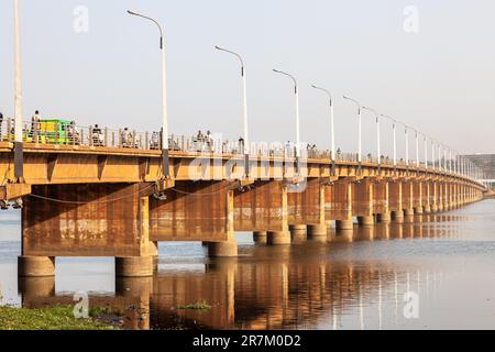 Il Pont des Martyrs, che attraversa il fiume Niger, a Bamako. Foto Stock