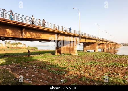 Il Pont des Martyrs, che attraversa il fiume Niger, a Bamako. Foto Stock