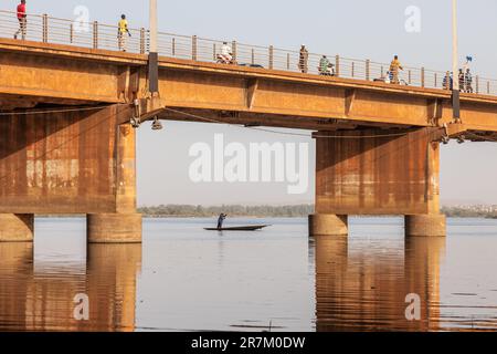 Il Pont des Martyrs, che attraversa il fiume Niger, a Bamako. Foto Stock