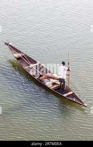 Pescatore sulla sua canoa pesca sul fiume Niger a Bamako, Mali Foto Stock
