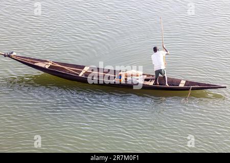 Pescatore sulla sua canoa pesca sul fiume Niger a Bamako, Mali Foto Stock