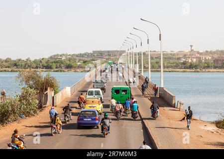 Traffico intenso sul Pont des Martyrs, che attraversa il fiume Niger a Bamako, Mali. Foto Stock