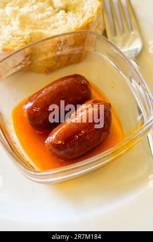 Piatto di vetro con mini tapas spagnole o antipasto, salsiccia di chorizo servita in primo piano nel ristorante Foto Stock