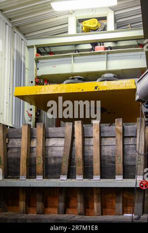 Pressa per la produzione di sidro Asturiano naturale tradizionale fatto da mele fermentate in botti di legno per diversi mesi dovrebbe essere versato da grande hei Foto Stock