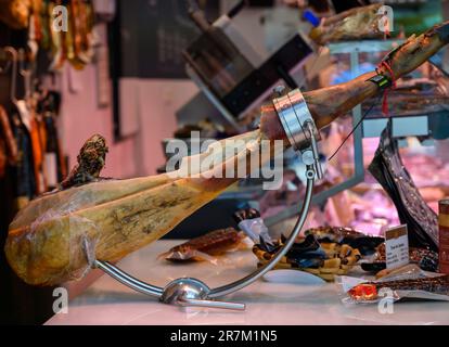 Coscia di suino serrano Iberian Saled Jamon in stand in macelleria spagnola da vicino Foto Stock
