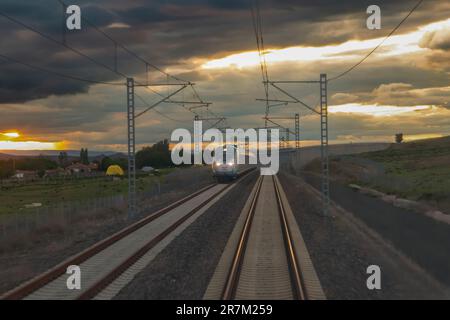 Sivas, Turchia - Maggio 7 2023: ​​Train ad alta velocità con sfocatura del movimento in arrivo la sera. Foto Stock