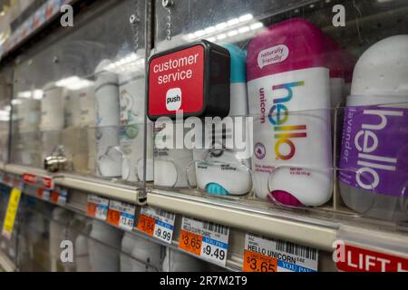 CVS Pharmacy Locked Shelves, , 2023, NYC, USA Foto Stock