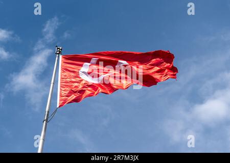 Sventolando la bandiera turca cielo azzurro nuvoloso sullo sfondo Foto Stock