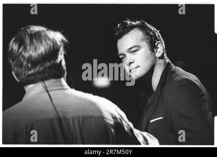 STUART LEE, RICHARD HERRING, YOUNG, 1995: Comedians Lee and Herring – Stuart Lee and Richard Herring – che suonano dal vivo al Terminal della Cardiff University Union nell'ottobre 1995. Foto: Rob Watkins Foto Stock