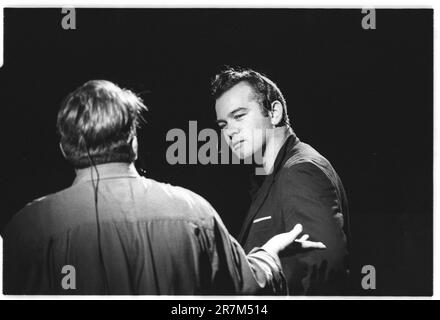 STUART LEE, RICHARD HERRING, YOUNG, 1995: Comedians Lee and Herring – Stuart Lee and Richard Herring – che suonano dal vivo al Terminal della Cardiff University Union nell'ottobre 1995. Foto: Rob Watkins Foto Stock