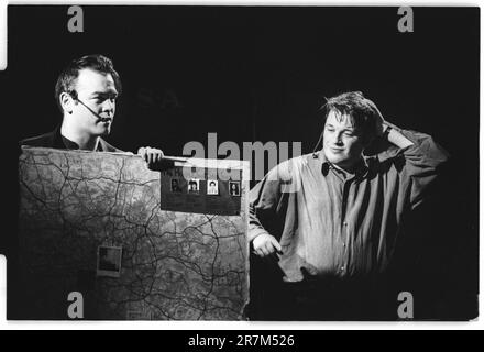 I comici Lee e Herring – Stuart Lee e Richard Herring – suonano dal vivo al Terminal della Cardiff University Union nell'ottobre 1995. Foto: Rob Watkins Foto Stock